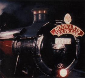 Der HogwartsExpress aus dem Film. Ein Bild vom Karnevalszug gibt es auch, hier mit einem Klick, aber leider keines vom Harry-Themenwagen