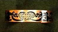 Oft wird Kupfer wegen seiner Heilwirkungen als Kupferarmband getragen - hier eines mit alten keltischen Mustern