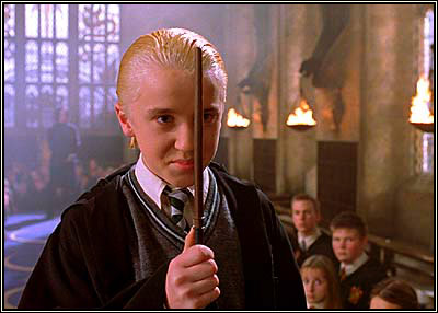 Draco Malfoy... den Zauberstab zum Duell erhoben.